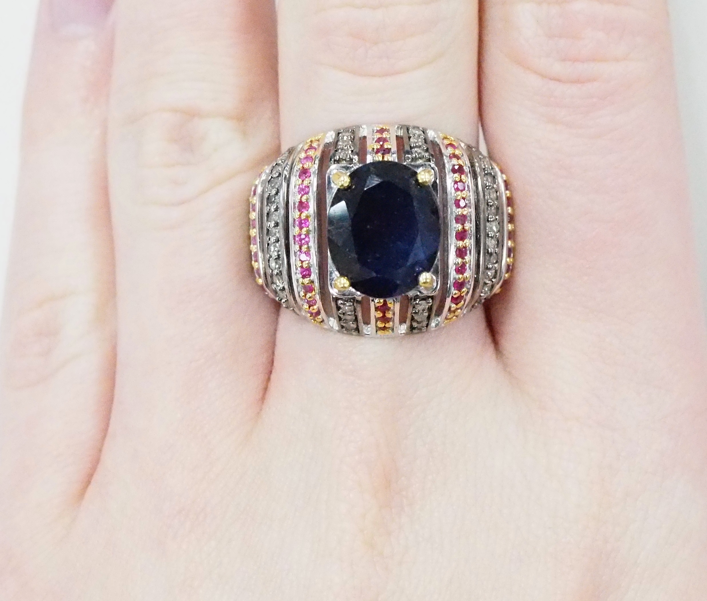 Серебряное кольцо 925 пробы; вставки 1 Агат зеленый; 12 Фианит бесцв.;